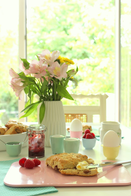 Pastelliges Frühstück + Schokoladenbrötchen Rezept
