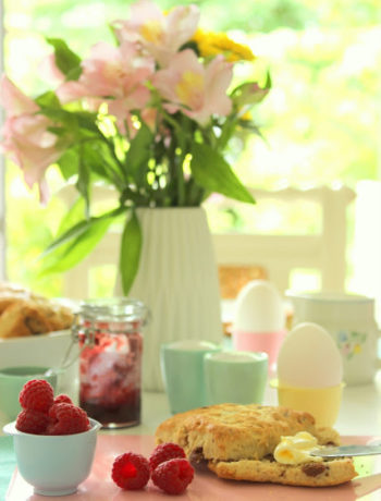 Pastelliges Frühstück + Schokoladenbrötchen Rezept
