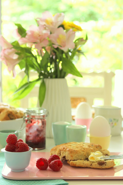 Pastelliges Frühstück + Schokoladenbrötchen Rezept