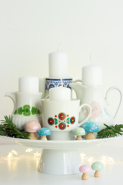 Adventskranz mit altem Geschirr