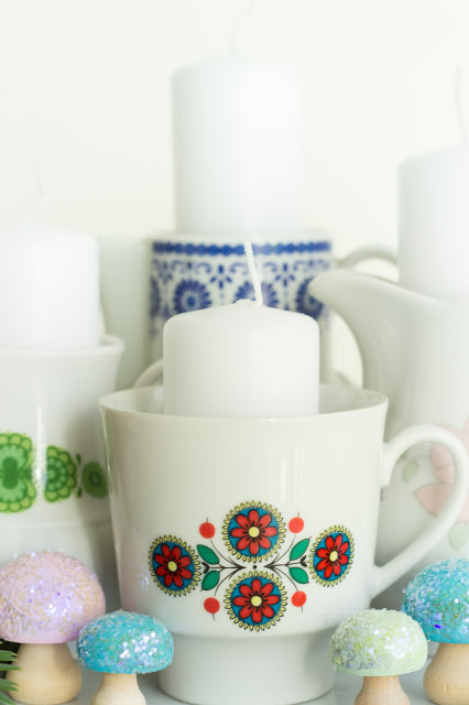 Adventskranz mit altem Geschirr