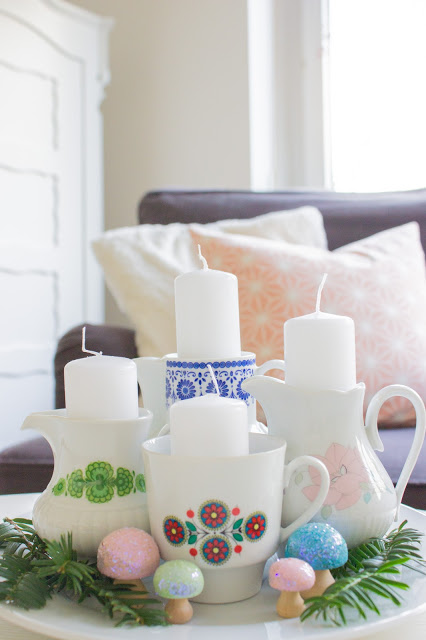 Adventskranz mit altem Geschirr