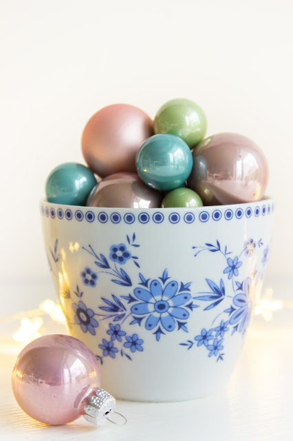 Adventskranz mit altem Geschirr