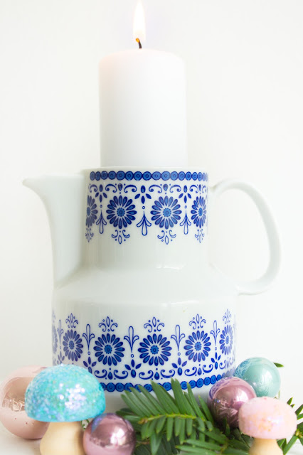 Adventskranz mit altem Geschirr