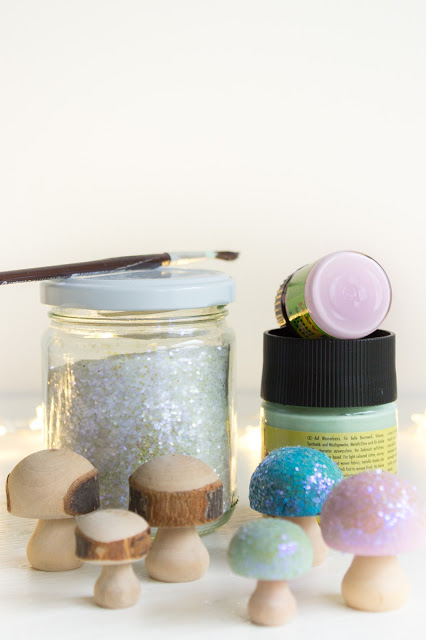 Adventskranz mit altem Geschirr