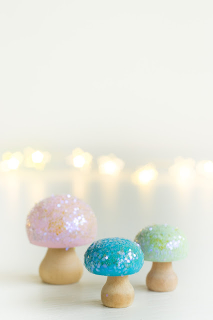 Adventskranz mit altem Geschirr