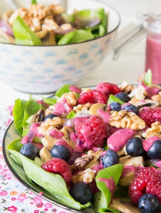 Beeriger Sommersalat mit Walnüssen