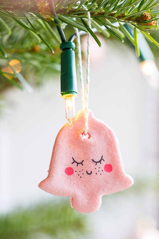 Anhänger für Weihnachtsbaum und Geschenke aus Salzteig selber machen