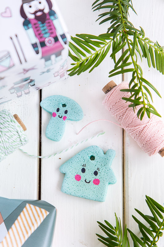 Anhänger für Weihnachtsbaum und Geschenke aus Salzteig selber machen