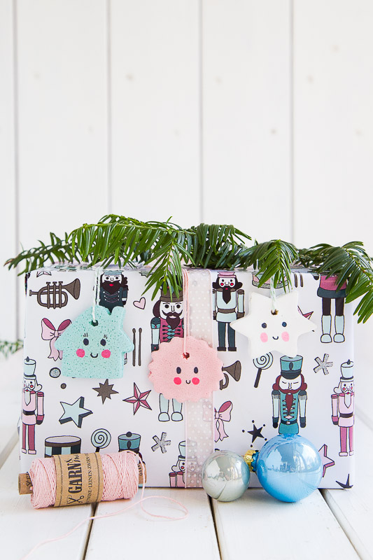 Anhänger für Weihnachtsbaum und Geschenke aus Salzteig selber machen