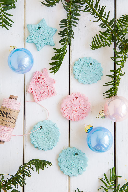 Anhänger für Weihnachtsbaum und Geschenke aus Salzteig selber machen