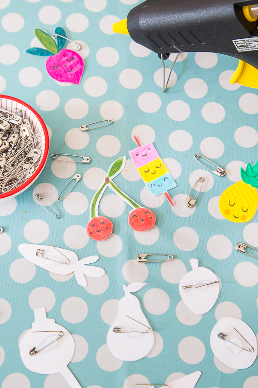 Bunte Pins selber machen - basteln mit Kindern