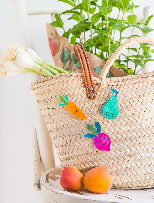 Bunte Pins selber machen - basteln mit Kindern