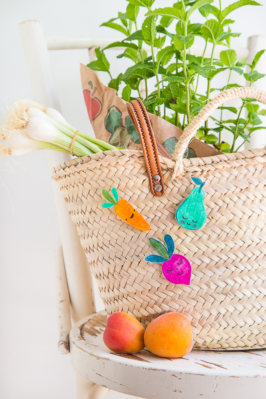 Bunte Pins selber machen - basteln mit Kindern