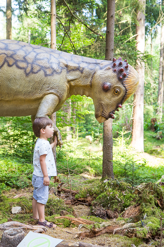 Mini Dino-Welt im Koffer für Unterwegs