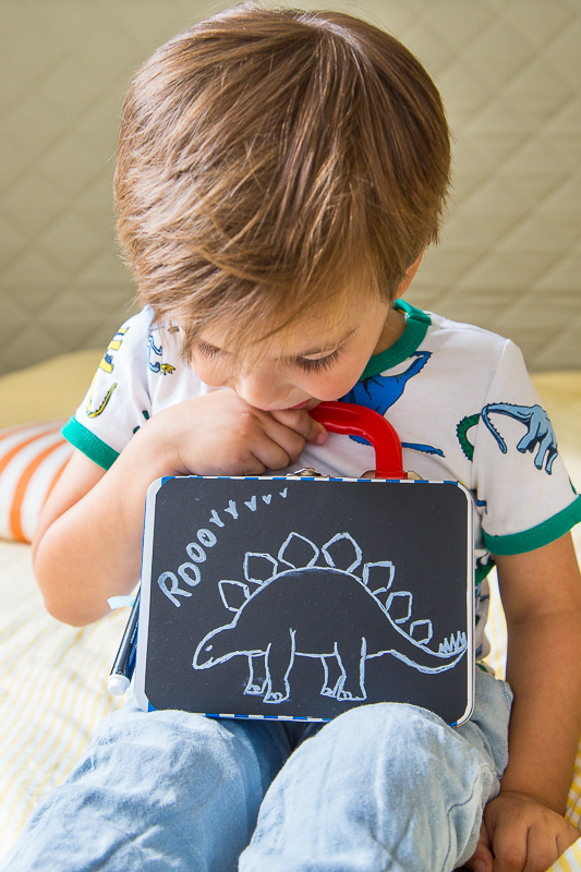 Mini Dino-Welt im Koffer für Unterwegs