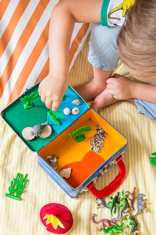 Mini Dino-Welt im Koffer für Unterwegs