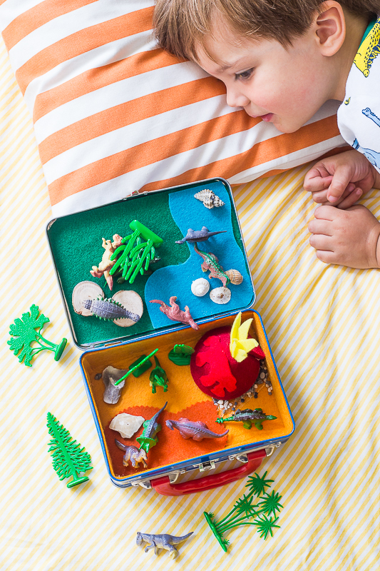 Mini Dino-Welt im Koffer für Unterwegs