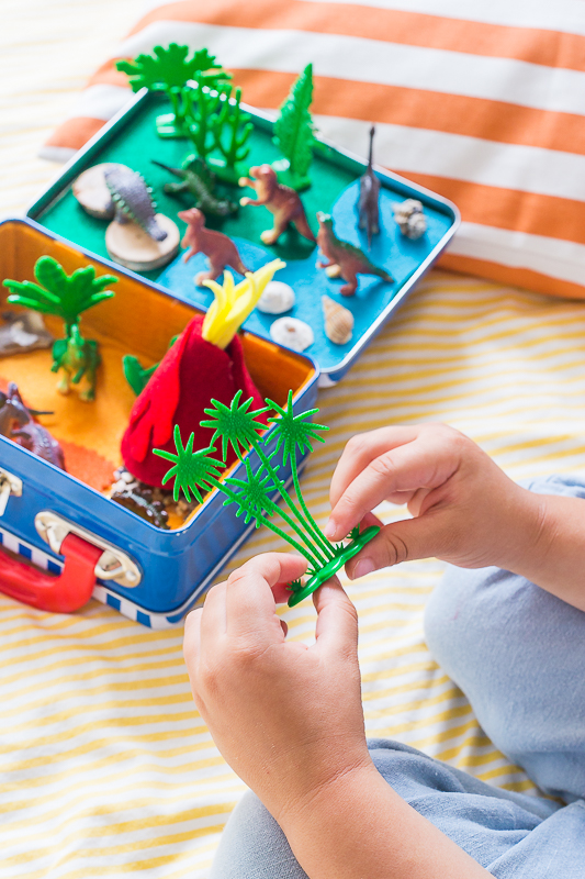 Mini Dino-Welt im Koffer für Unterwegs