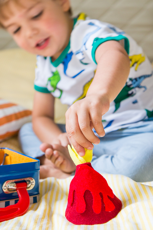 Mini Dino-Welt im Koffer für Unterwegs