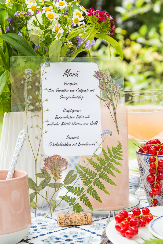 Sommerliche Tischdekoration mit gepressten Blumen