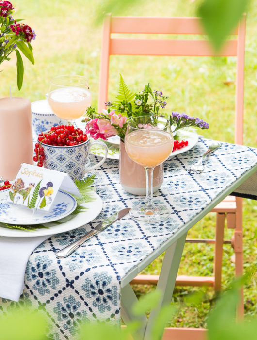 Sommerliche Tischdekoration mit gepressten Blumen