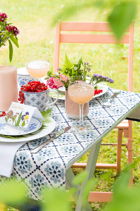 Sommerliche Tischdekoration mit gepressten Blumen