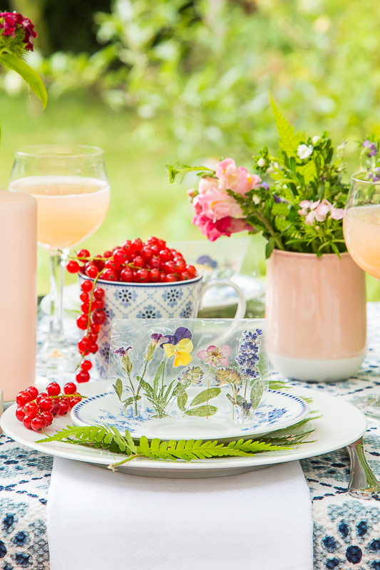 Sommerliche Tischdekoration mit gepressten Blumen