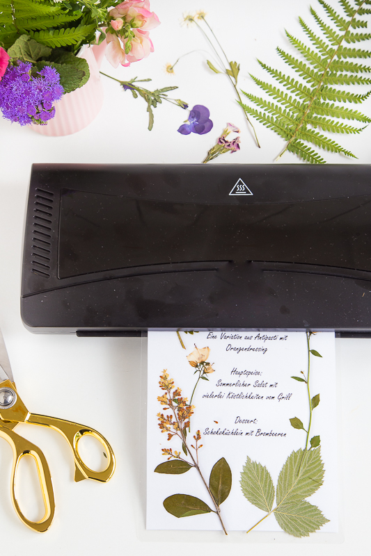 Sommerliche Tischdekoration mit gepressten Blumen