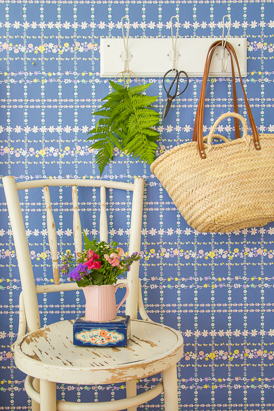 Sommerliche Tischdekoration mit gepressten Blumen