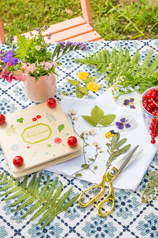 Sommerliche Tischdekoration mit gepressten Blumen