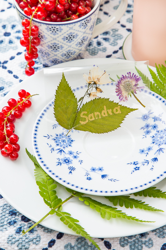 Sommerliche Tischdekoration mit gepressten Blumen