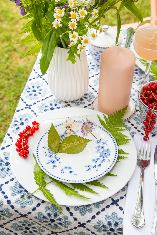 Sommerliche Tischdekoration mit gepressten Blumen