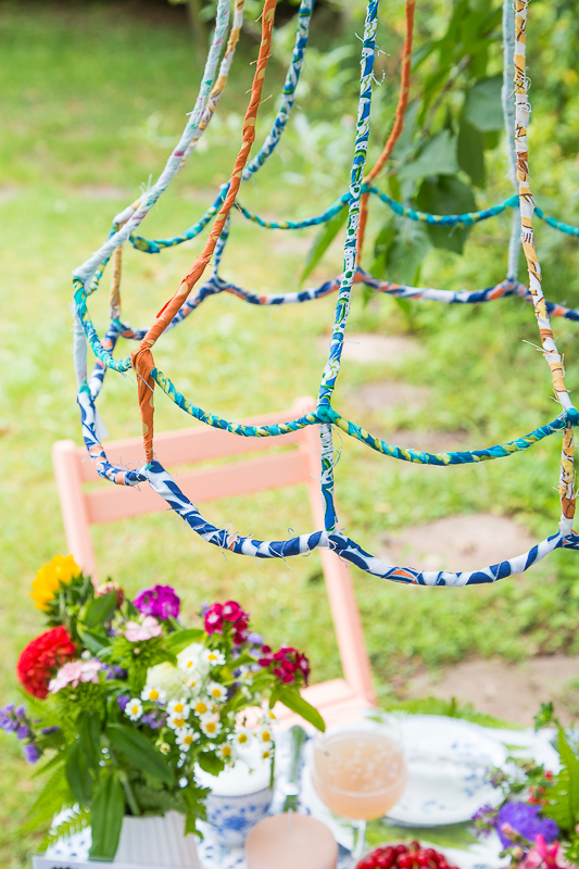 Sommerliche Tischdekoration mit gepressten Blumen