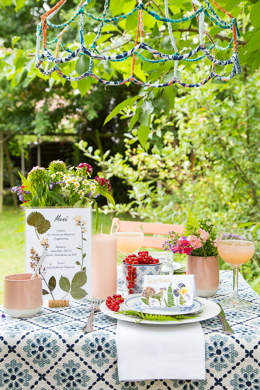 Sommerliche Tischdekoration mit gepressten Blumen