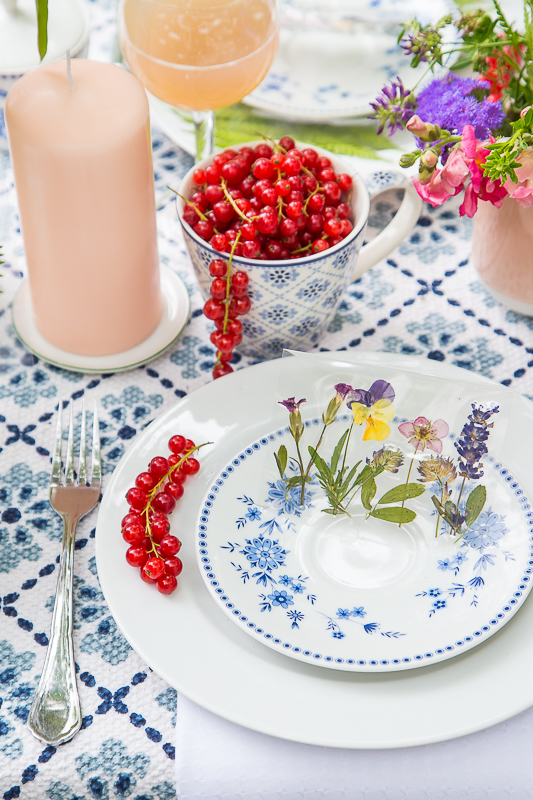 Sommerliche Tischdekoration mit gepressten Blumen