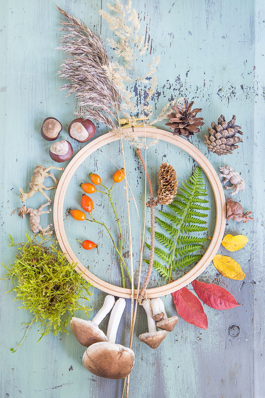 Hase, Reh und Fliegenpilz - herbstlicher Wald im Stickrahmen