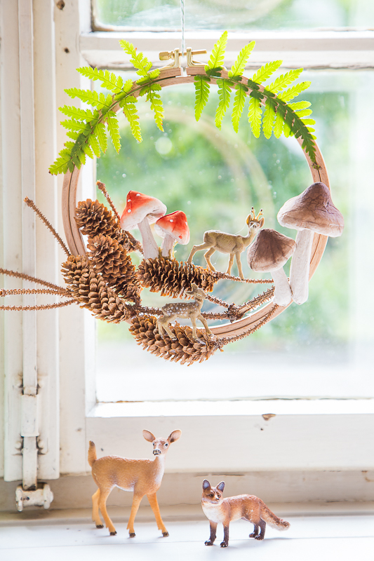 Hase, Reh und Fliegenpilz - herbstlicher Wald im Stickrahmen