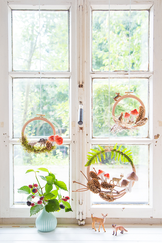 Hase, Reh und Fliegenpilz - herbstlicher Wald im Stickrahmen