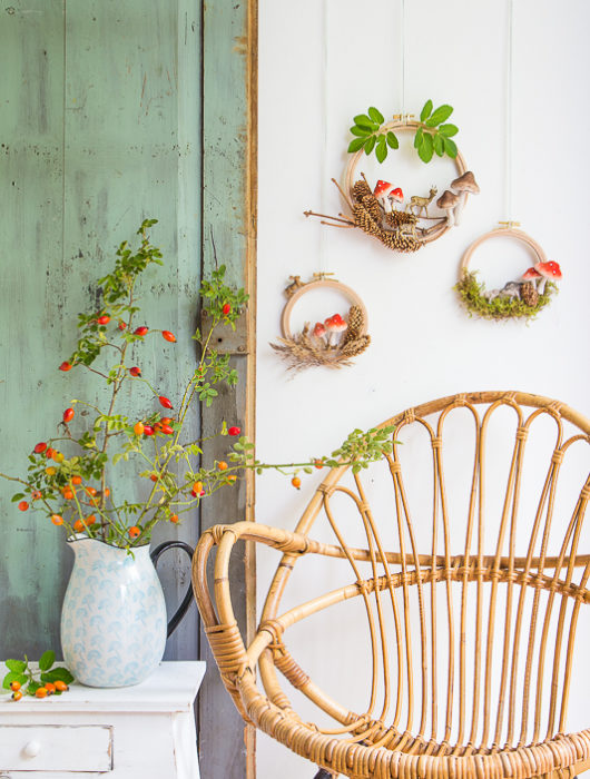 Hase, Reh und Fliegenpilz - herbstlicher Wald im Stickrahmen