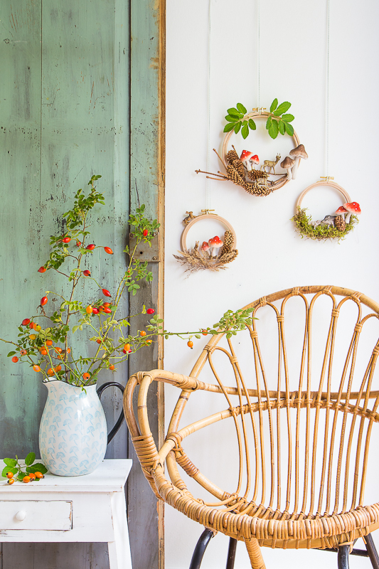 Hase, Reh und Fliegenpilz - herbstlicher Wald im Stickrahmen