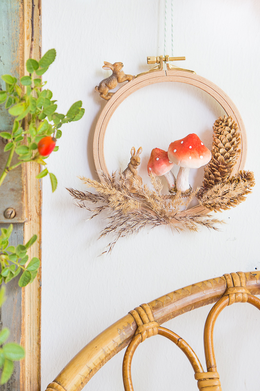 Hase, Reh und Fliegenpilz - herbstlicher Wald im Stickrahmen