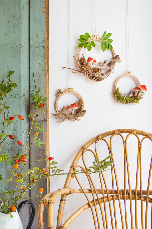 Hase, Reh und Fliegenpilz - herbstlicher Wald im Stickrahmen