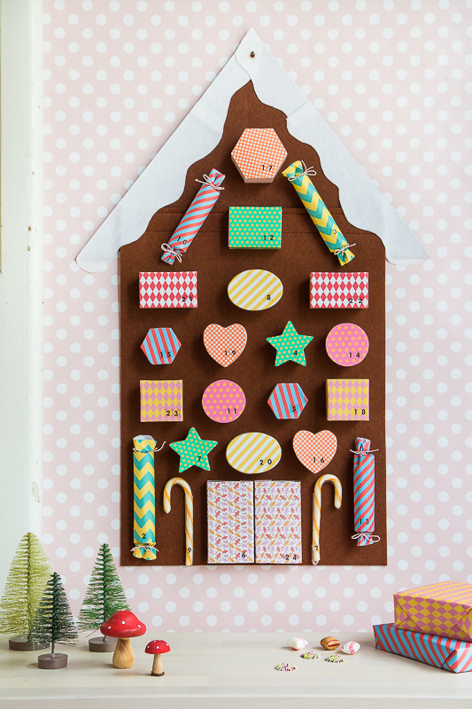 Ein märchenhafter Adventskalender als Lebkuchenhaus