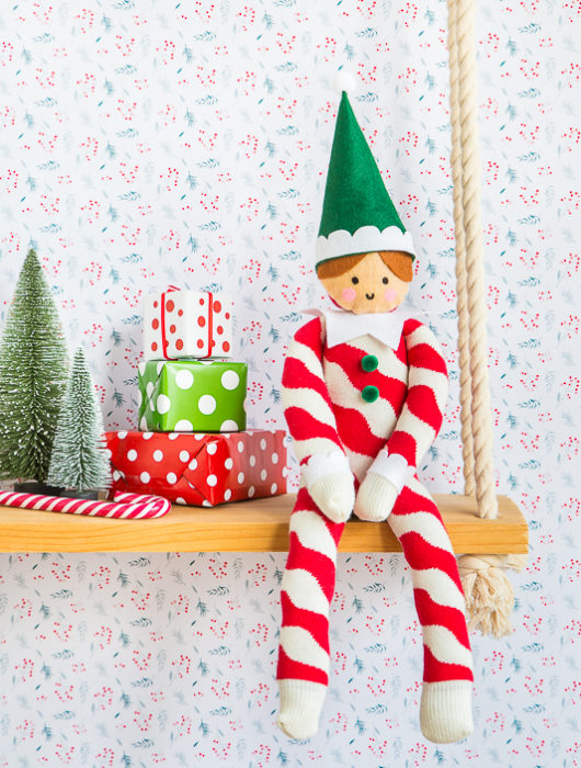 Einen Weihnachtself aus Socken selbermachen