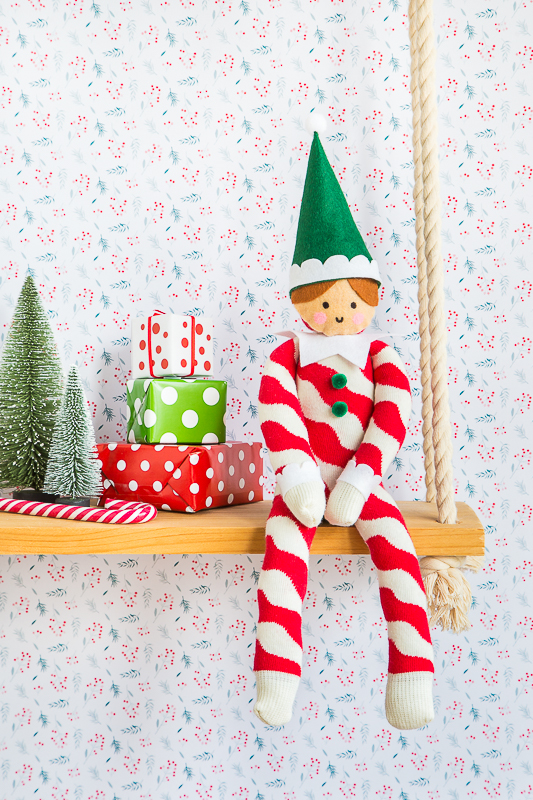 Einen Weihnachtself aus Socken selbermachen