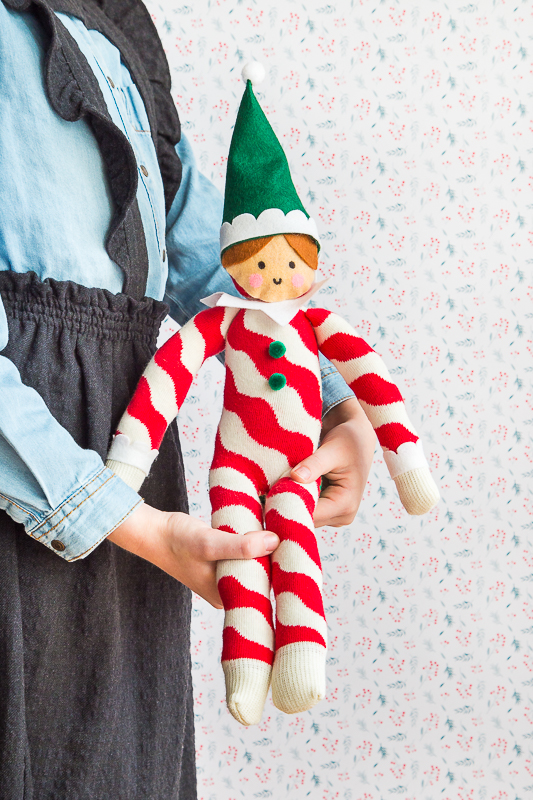 Einen Weihnachtself aus Socken selbermachen