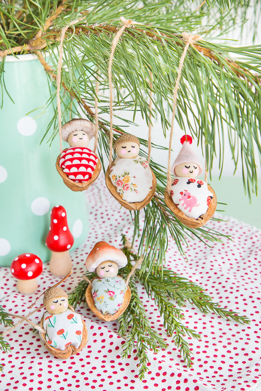 Süße Walnussbettchen als Baumschmuck zu Weihnachten