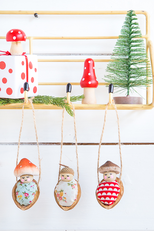Süße Walnussbettchen als Baumschmuck zu Weihnachten