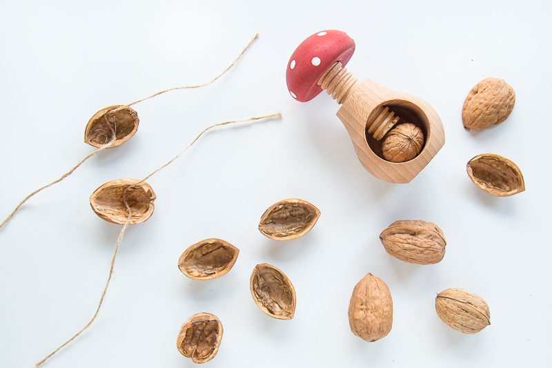 Süße Walnussbettchen als Baumschmuck zu Weihnachten